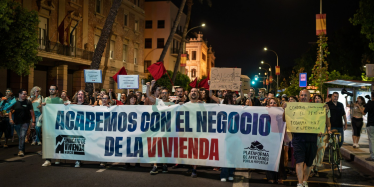 Murcia sale a la calle por la vivienda tras el rechazo de los decretos en el Congreso